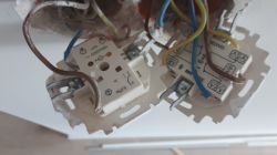 Widok dwóch elektronicznych włączników ściennych z podłączonymi przewodami.