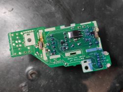 Płytka drukowana z przetwornicą i elementami elektronicznymi.