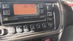 Radio samochodowe Toyota z wyświetlaczem pokazującym „OUT SIDE -5°C”