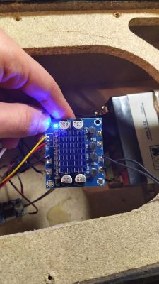 Szum w głośniku przy wspólnym źródle zasilania - jak wyeliminować?