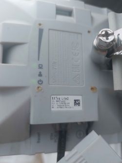 Zbliżenie na urządzenie MikroTik SXTsq Lite2 z widoczną etykietą i kablami