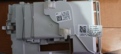 Obudowa modułu sterującego pralki Whirlpool z etykietami identyfikacyjnymi