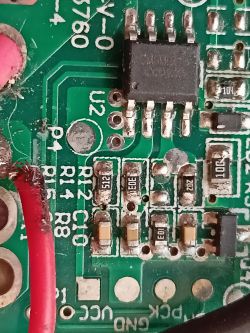 Zbliżenie na płytkę sterującą szlifierki kątowej z oznaczeniami komponentów elektronicznych.