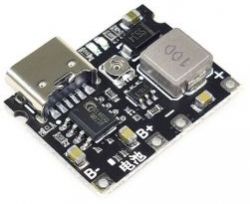 Moduł elektroniczny z portem USB-C i komponentami układu.