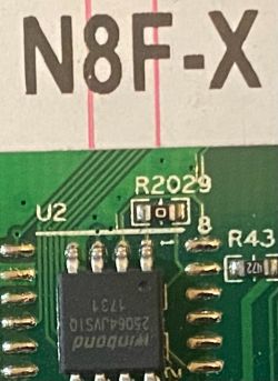Zbliżenie na płytkę drukowaną z widocznymi elementami elektronicznymi.
