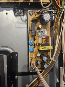 Zbliżenie na moduł zasilający PCB w piekarniku Samsung, widoczne kondensatory i przewody