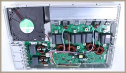 Widok wnętrza urządzenia elektronicznego z wentylatorem i płytkami PCB