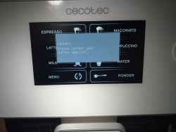 Wyświetlacz ekspresu do kawy Cecotec z komunikatem Locked! Please contact your coffee supplier.