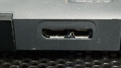 Zbliżenie na złącze USB 3.0 Micro-B w obudowie dysku zewnętrznego