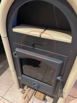 Piec z zaznaczoną częścią, z której wylatuje dym.