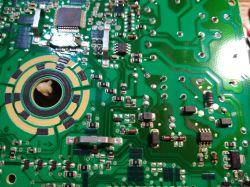 Zdjęcie płytki drukowanej z programatora zmywarki Siemens, z zaznaczonym podejrzanym elementem elektronicznym.