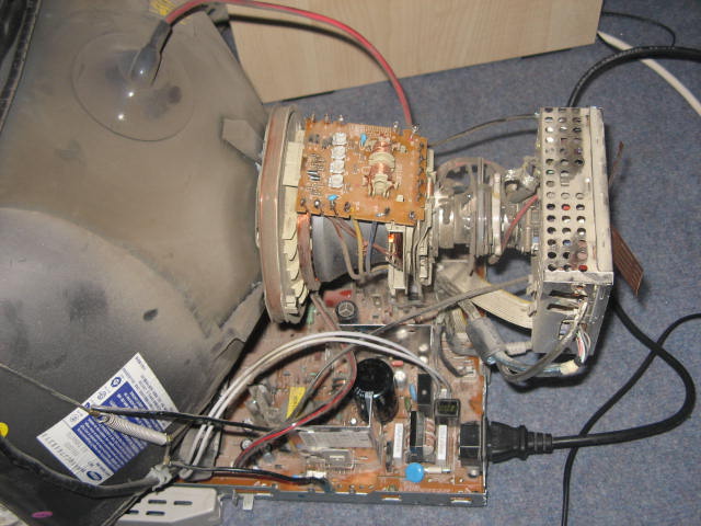 Samtron 76BDF - trzęsący się obraz przy 1024x768 100Hz, różowy odcień po kablu
