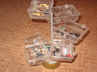 Przydatne szufladki na części.