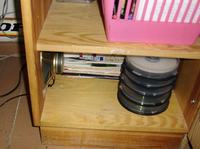 Subwoofer wbudowany w biurko.