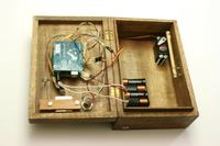 Zagadkowe pudełko, które można otworzyć w konkretnym miejscu