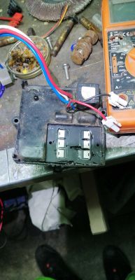 Kosiarka akumulatorowa Bosch Rotak 37 Li 36V wyłącza się po chwili działania.
