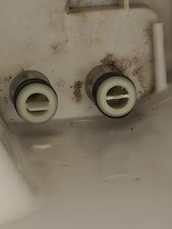 Plastikowe elementy w komorze pralki Beko WTV8736XAWD