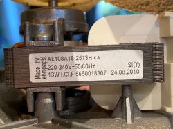 Siemens HB38AB570T/10 - Wyłączanie, migający ekran i gorący panel przycisków