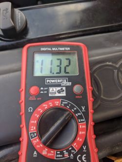 Multimetr cyfrowy pokazujący napięcie 11.32 V
