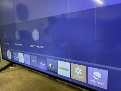 Telewizor Samsung UE55TU8002KXXH z widocznymi białymi liniami i brakiem koloru czerwonego.