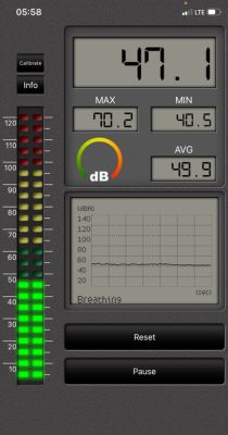 Zrzut ekranu aplikacji miernika dźwięku: 47,1 dB, MAX 70,2, MIN 40,5 i wykres poziomu