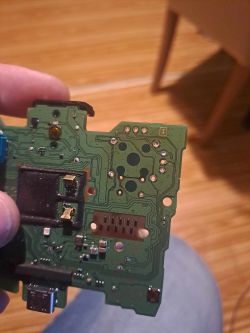 Zbliżenie na fragment płytki drukowanej z wlutowanym analogiem.