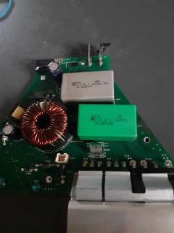 Płytka z kondensatorami na module indukcyjnym w kuchence