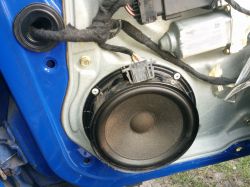 Jak wymienić głośnik w VW Golf IV 2000 bez widocznych śrub?