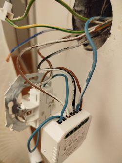 Widok na instalację elektryczną z przewodami i sterownikiem.