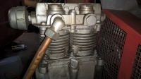 ELEKTRA BECKUM LP 325/10/40 - Two-stroke oil compressor - spits oil with water. ELEKTRA BECKUM LP 325/10/40 - Two-stroke oil compressor - spits oil with water.