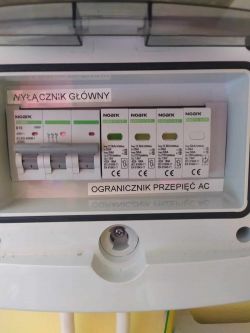 Widok rozdzielnicy z ogranicznikami przepięć Noark