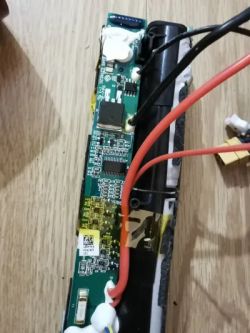 Hulajnoga Blinkee - polączenie dwóch akumulatorów