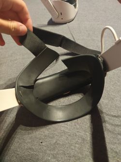 Pęknięta tylna część Elite Strapa do Oculus Questa 2 z widocznym uszkodzeniem plastiku