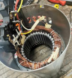 Silnik elektryczny z widocznymi uzwojeniami i przewodami.