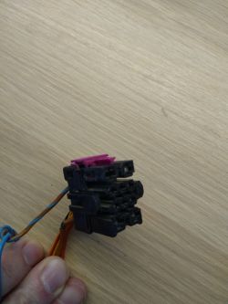 Jak wyjąć małe piny z konektora drzwi Octavia 1 / Golf 4 (1j0937733)?