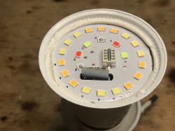 'Żarówka' LED WiFi RGBCW Tuya - wnętrze, programowanie, BK7231N