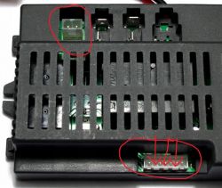 Złącze elektroniczne z wypustkami do zatrzasku.