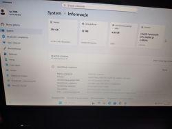 Ekran ustawień systemu Windows z informacjami o laptopie HP 2000