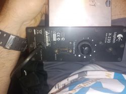Tylna część głośnika Logitech X-230 z potencjometrem i złączem