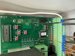 Płyta sterująca CT-202 Key z podłączonymi kablami