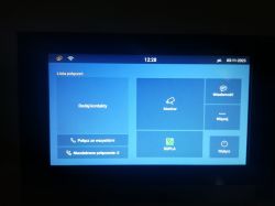 Ekran domofonu z aplikacją SUPLA zainstalowaną na ekranie głównym.