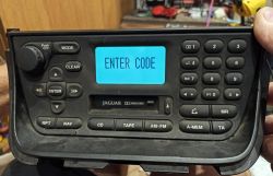 Radio samochodowe Jaguar z komunikatem „ENTER CODE” na wyświetlaczu
