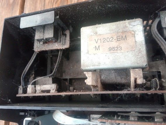 Wnętrze magnetowidu z zakurzoną elektroniką i transformatorem V1202-EM