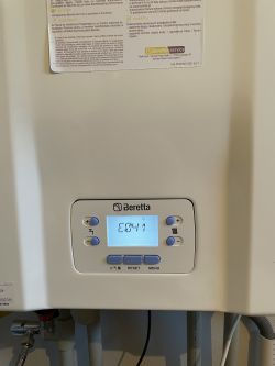 Panel sterujący pieca Beretta mySMART z wyświetlonym błędem E41 wskazującym na spadek ciśnienia wody.