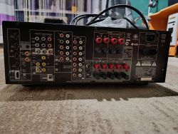 Tylny panel amplitunera Denon AVR-1910 z różnymi złączami i portami