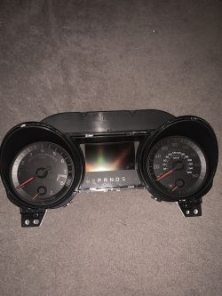 Schemat pinów dla Ford Mustang 2018 Lift: Szukam 12V, GND, CAN Low, CAN High, Nr Licznika