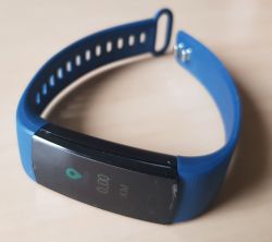 Wnętrze opaski fitness tracker (smartband). Czy da się ją przeprogramować?