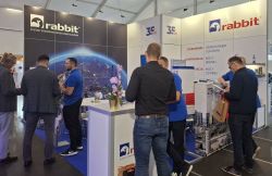 Stoisko firmy Rabbit na targach, kilku mężczyzn rozmawia i ogląda produkty