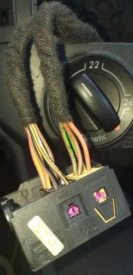 Kostka elektryczna w samochodzie z różnorodnymi przewodami.