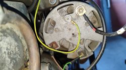 Alternator Zetora 7211 z widocznymi przewodami i złączami